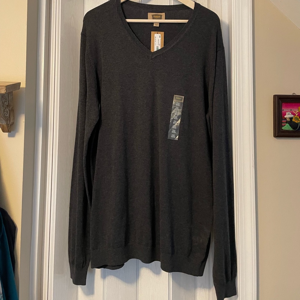 Foundry Men’s Gray V Neck Sweater. NWT